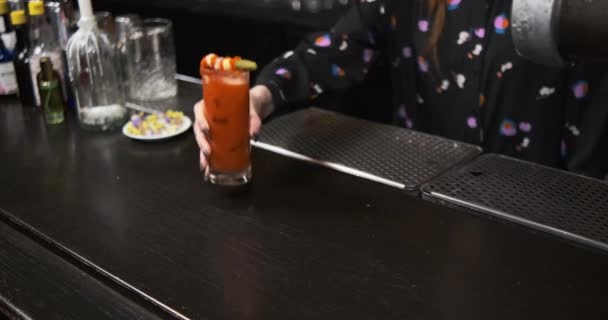 Γυναίκα μπάρμαν αναμιγνύει αιματηρή Mery κοκτέιλ μπαρ Το κορίτσι πωλεί ένα ποτό για πολλά αμερικανικά δολάρια — Αρχείο Βίντεο