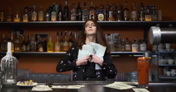 Женщина продает выпивку за много евро валюта бизнесвумен разбогател теперь бросает деньги вокруг — стоковое видео