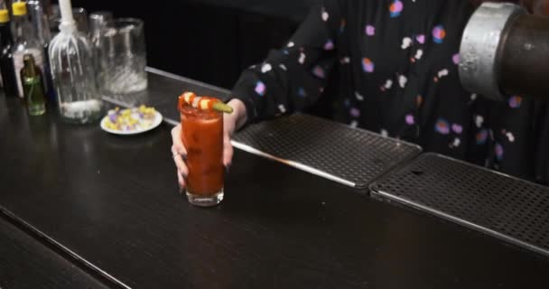 Femeie barman amestecă sângeroase cocktail bar mery Fata vinde o băutură pentru o mulțime de dolari americani — Videoclip de stoc