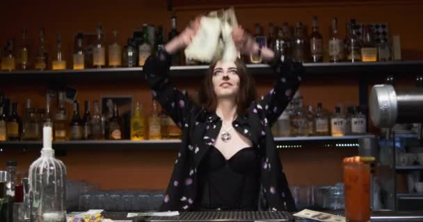 Vrouw verkoopt drank voor veel Amerikaanse dollars zakenvrouw werd rijk is nu gooit geld rond — Stockvideo