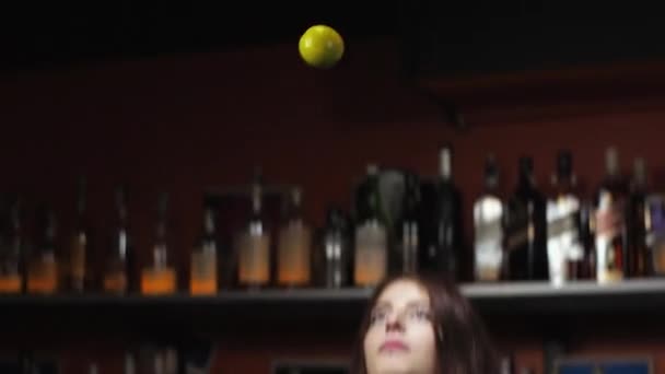 Transition motion Ruda kobieta barman przygotowuje mieszanki batonik koktajlowy Margarita rzuca wapna w górę — Wideo stockowe
