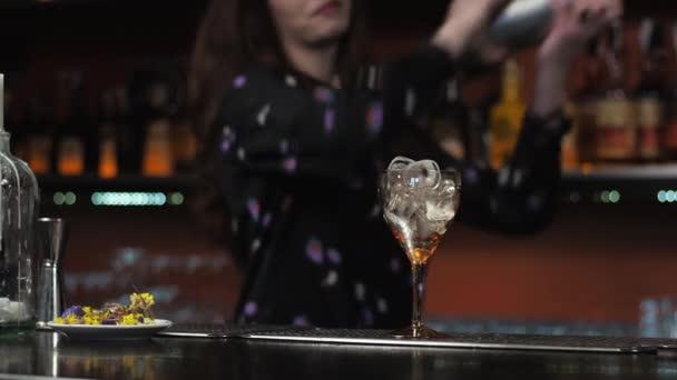 Рыжая девушка Молодая взрослая бармен готовит коктейль из бумажного самолета в баре — стоковое видео