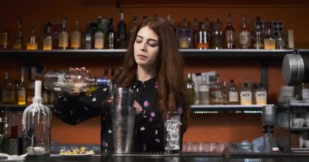 Ragazza rossa Giovane donna adulta barista prepara miscele cocktail sanguinosa mery al bar — Video Stock