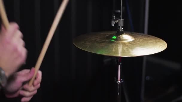 Een jonge man beginnende drummer is het leren om de drum kit te spelen — Stockvideo