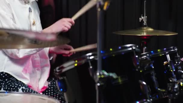 Jonge vrouw beginnende drummer leert drumstel spelen — Stockvideo