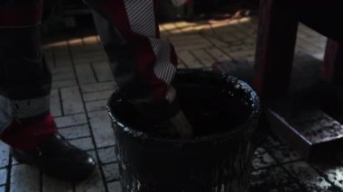 Kamyonun lastiğini tamir eden bir adam düzensizlikler tabakanın yerini alır ve cilalamaya son verir.
