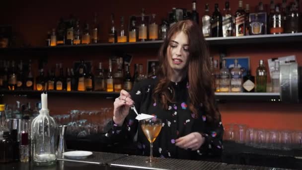 Rödhårig flicka ung vuxen kvinna bartender förbereder blandar papper flygplan cocktail bar häller is klockor — Stockvideo