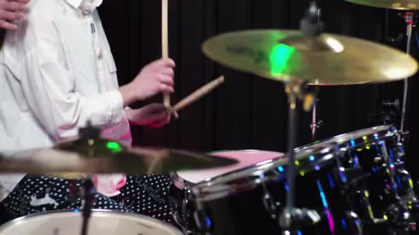 젊은 여자 초보 드럼 연주자가 드럼 킷치는 법을 배운다 — 비디오