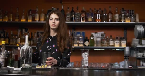 빨간 머리 소녀젊은 여자 바텐더 가 술집에서 피의 향연 칵테일을 준비하고 있어 — 비디오