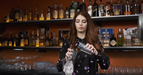 Redhead girl Young adult woman bartender prepares mixes bloody mery cocktail at the bar — Stock Video