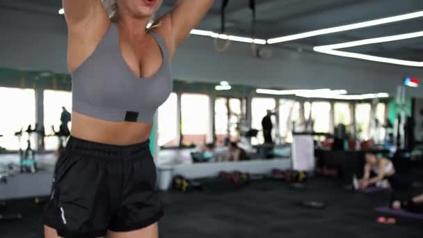クロスフィット。ブロンドの女性はストレッチ筋肉を行使していますスポーツ尻を再生 — ストック動画