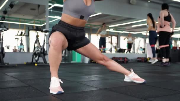 CrossFit Den blonda kvinnan tränar Stretches muskler Spela sport Stretching med TRX — Stockvideo
