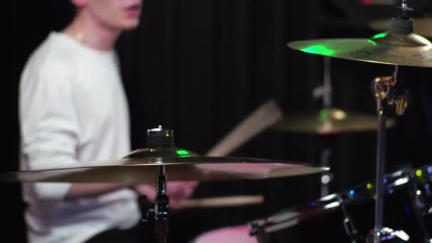 Een jonge man beginnende drummer is het leren om de drum kit te spelen — Stockvideo