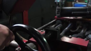 Adam bir kamyonun lastiğini tamir eder. Kaplamayı ve yapıştırıcıyı makineyle değiştirir.