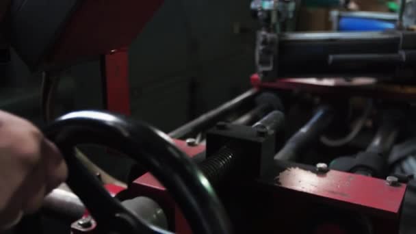 Homem repara um pneu de um caminhão Substitui o revestimento e cola com uma máquina finaliza — Vídeo de Stock