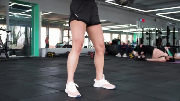 Crossfit Una Mujer Rubia Está Entrenando Con Kettlebell Estira Los — Vídeo de stock