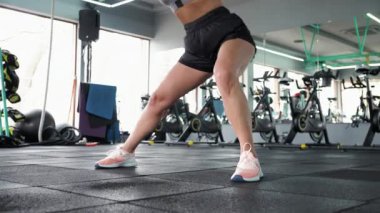 Çapraz Fit. Sarışın kadın egzersiz yapıyor. Kaslarını gerer. Spor yapıyorum. TRX ile esnetiliyor