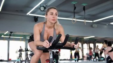 Çapraz Fit. Sarışın kadın egzersiz yapıyor. Kaslarını gerer. Spor yapıyorum. Bisiklet eğitmeni..