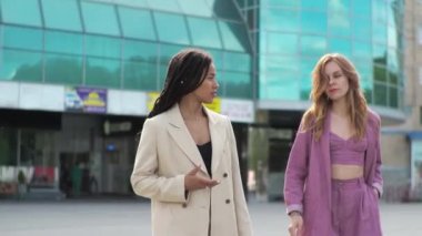 Genç Afrikalı bir kadın iş ortağı ya da müşterisiyle görüşüyor ve şehirde gezinen bir projenin gelecek planlarını tartışıyor.