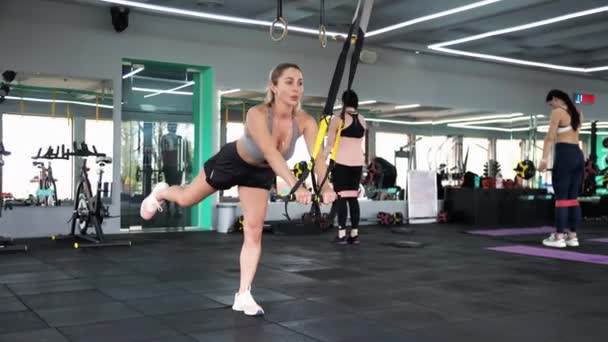Crossfit Blonde Woman Exercising Stretches Muscles Playing Sports Stretching Trx — Stock Video