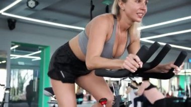 Çapraz Fit. Sarışın kadın egzersiz yapıyor. Kaslarını gerer. Spor yapıyorum. Bisiklet eğitmeni..