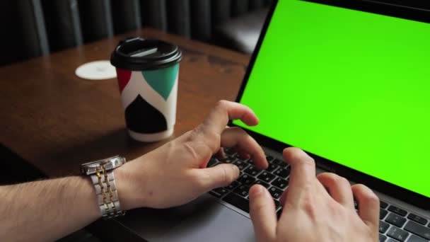 Młody Niezależny Biznesmen Brunetka Siedzi Kawiarni Laptopem Pracował Studiował Pił — Wideo stockowe