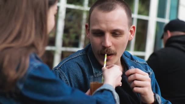 Una Pareja Joven Ropa Mezclilla Una Cita Restaurante Vintage Afuera — Vídeos de Stock