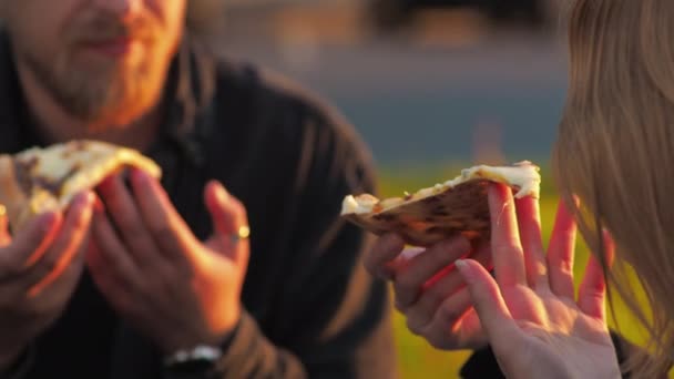 Randevu Genç Adam Kadın Şehir Parkında Otoparkta Çimlerde Çimlerde Pizza — Stok video