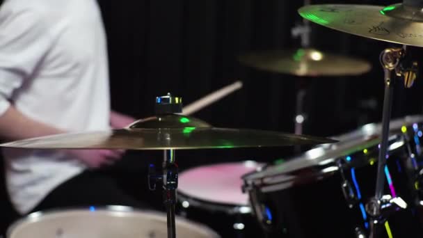 Een Jonge Man Beginnende Drummer Het Leren Drum Kit Spelen — Stockvideo