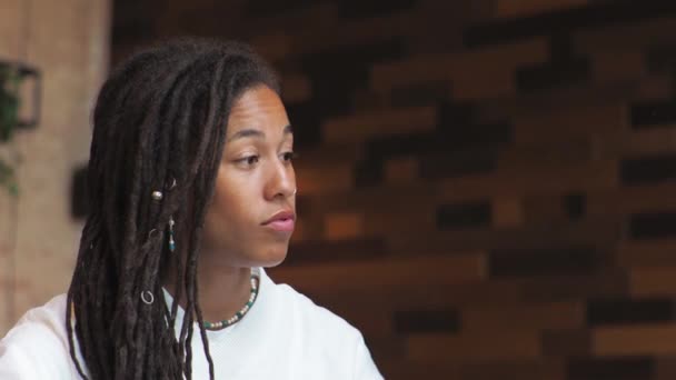 Afroamerykanka Młoda Matka Białą Córką Siedzi Kawiarni Rozmawia — Wideo stockowe