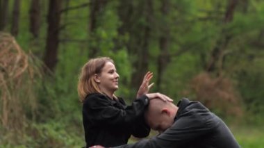 Randevu. Ormandaki genç adam ve kadın. Oynaşmak, sarılmak, eğlenmek, gülümsemek. Sallanıyorlar..