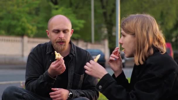 Randevu Genç Adam Kadın Şehir Parkında Otoparkta Çimlerde Çimlerde Pizza — Stok video