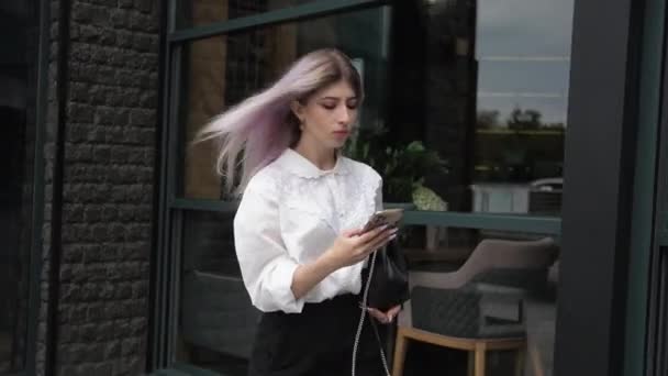 一个年轻的女商人在工作时参加一个商务会议 冷静点你看智能手机 — 图库视频影像