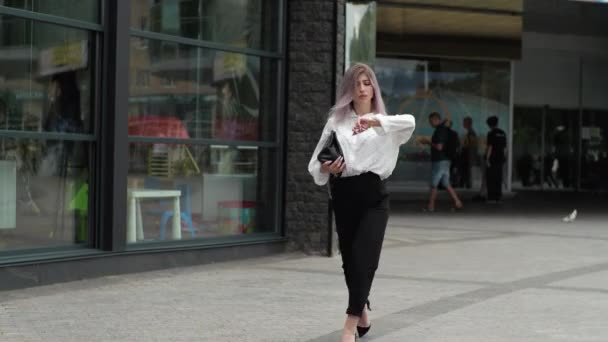 Bizneswoman Młoda Blondynka Idzie Spotkanie Biznesowe Pracy Spogląda Zegar — Wideo stockowe