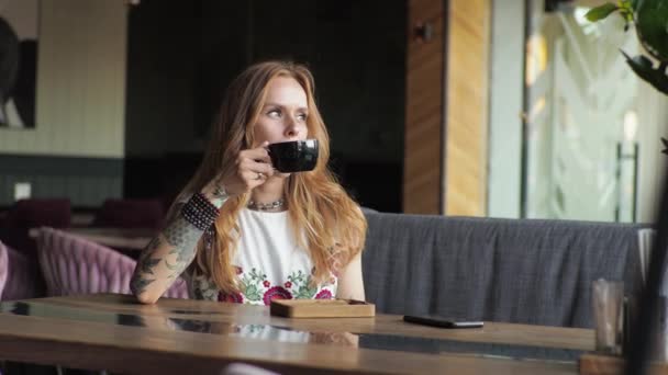 Mladá Žena Neformálním Oděvu Sedí Okna Kavárně Pije Kávu — Stock video