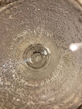 Bardağa su damlatıyor.