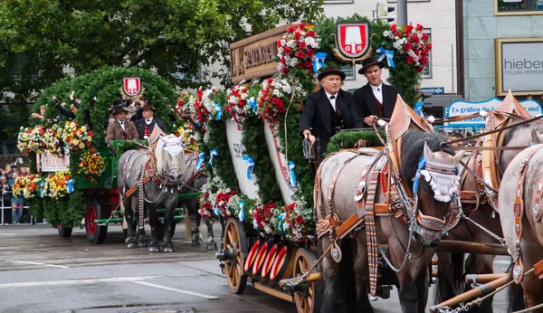 MUNICH, BAVARIA, SAKSA 2012 Syyskuu 22 muusikot pukeutunut kansallispuvut osallistua Oktoberfest juhlallinen kulkue. Oktoberfest on vuosittain olutfestivaali — kuvapankkivalokuva