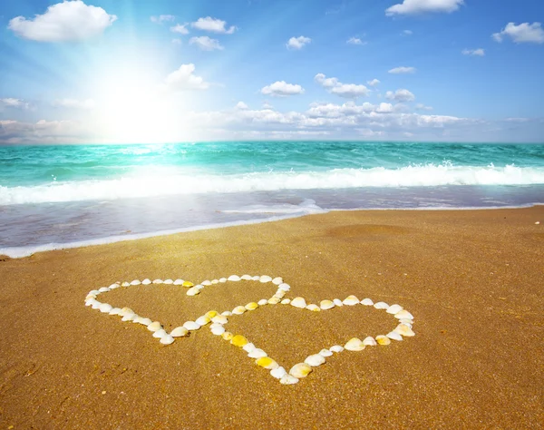 Corazones conectados en la playa - concepto de amor — Foto de Stock