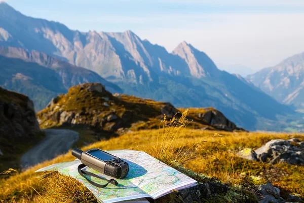 Navigieren mit GPS im Berg — Stockfoto