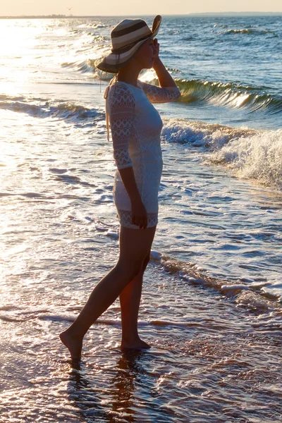 Jeune femme debout en mer regardant vers l'avenir — Photo