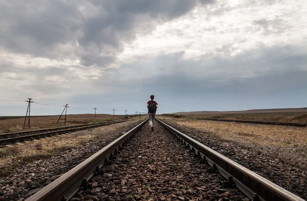 Ragazza adolescente con problemi a piedi su strada ferroviaria — Foto Stock