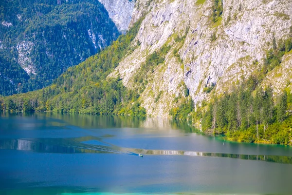 Alpine lake The Koenigssee lake near Berchtesgaden — Stockfoto