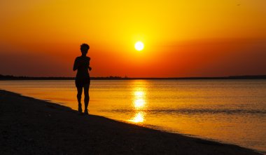 genç kız deniz kıyısında çalışır