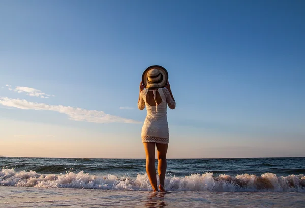 Jovem mulher de pé no mar olhando para a frente — Fotografia de Stock