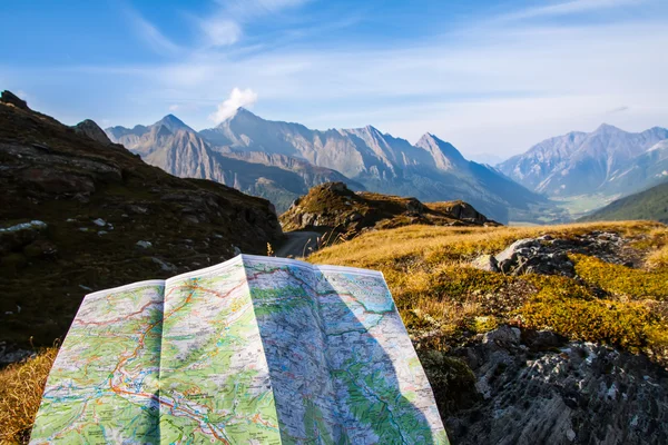 Навигация с картой в горах — стоковое фото