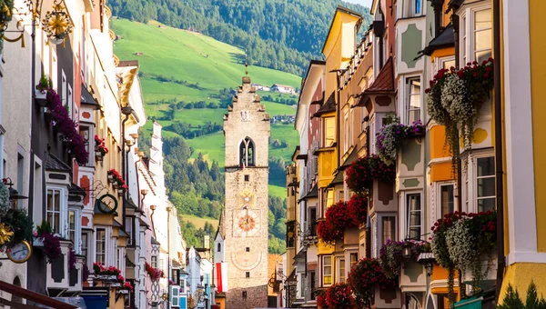 sokak eski Avrupa şehri VIPITENO, İtalya