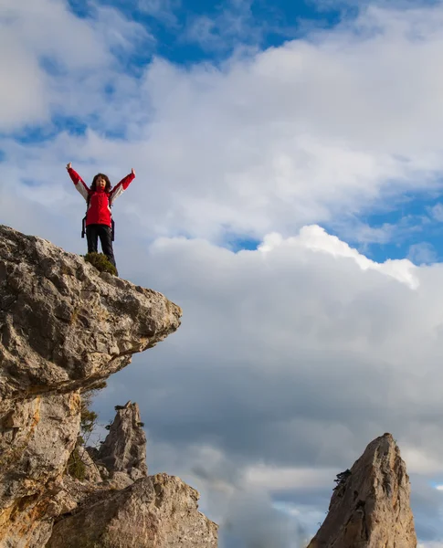 Frau auf dem Felsen — Stockfoto