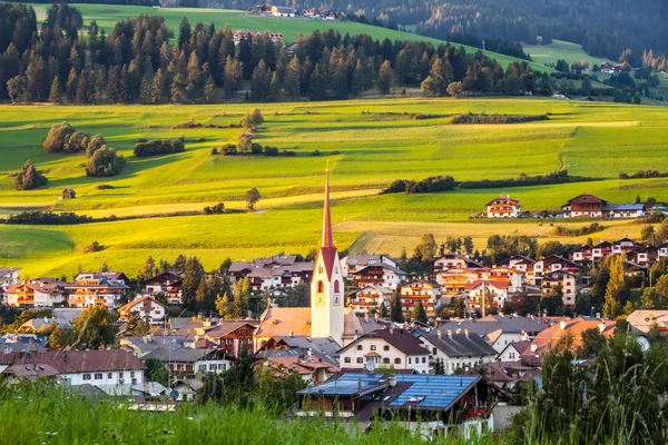 Dolomiti kasaba monguelfo İtalya Avrupa görünümü — Stok fotoğraf