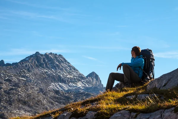 Sport woman in mountains — Stock Photo, Image