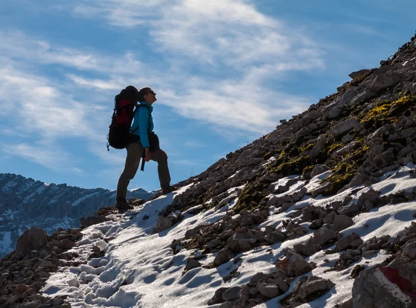 Femme sportive en montagne — Photo